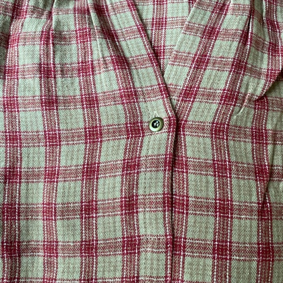 Women’s Lightweight Plaid Sand Wine V Neck Front Spring Top - Picture 3 of 3